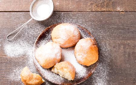 Pączki pieczone w piekarniku: przepis na zdrowe pączki drożdżowe z lukrem wg babci Krysi