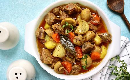 Rozpływający się w ustach gulasz wieprzowy z warzywami, pieczarkami i piwem