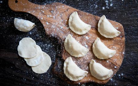 Wegańskie ciasto na pierogi bez jajek: wystarczą tylko 2 składniki! Sprawdzony przepis