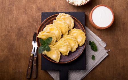 Fantastyczne pierogi z suszonymi śliwkami skąpane w miodowym sosie