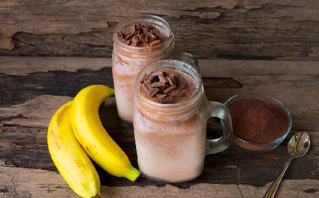 Bananowy koktajl z kakao i miodem: domowy sposób na uciążliwy kaszel