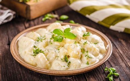 Gotowe gnocchi zapiekane w kremowym sosie serowym: szybko, pysznie i do syta