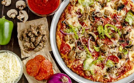 Chrupiąca i cienka pizza bez drożdży i proszku do pieczenia: łatwe ciasto z mąki, jajek i mleka