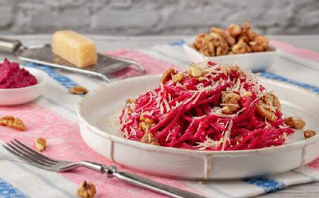 Makaron z buraczanym pesto: łatwy przepis na szybki obiad bez mięsa