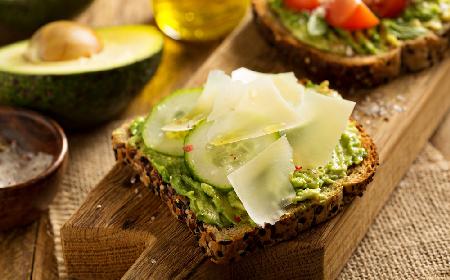 Bruschetta z awokado i parmezanem