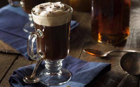 Kawa po irlandzku: jak zrobić pyszną irish coffee w domu?