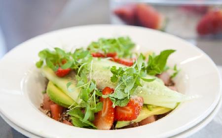 Quinoa i awokado: zdrowa sałatka z komosy ryżowej