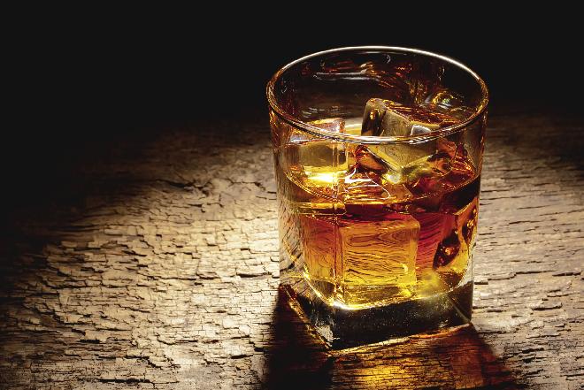 Jaka jest różnica między szkocką whisky, irlandzką whiskey a burbonem?