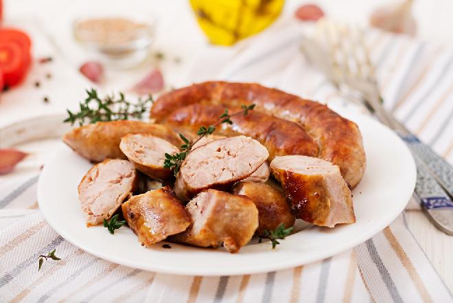 Biała kiełbasa z cydrem: przepis na pieczoną białą kiełbasę