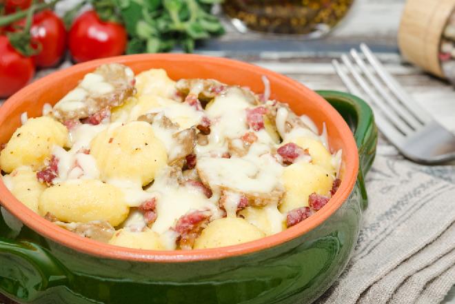 Ekspresowa zapiekanka z gnocchi z boczkiem i grzybami