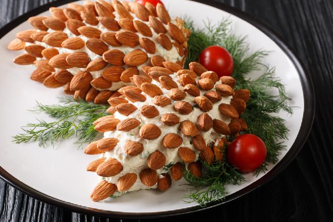 Imprezowa pasta serowa w kształcie szyszki sosnowej