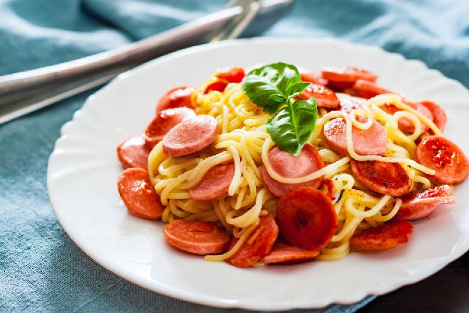 Oszałamiające spaghetti z salami skąpane w cytrynowo-maślanym sosie
