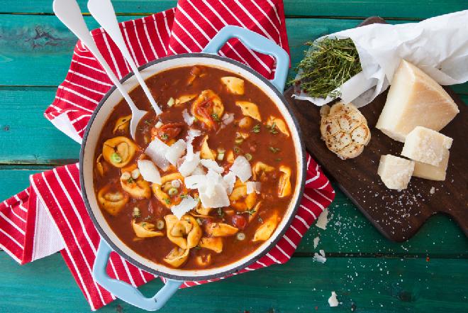 Pomidorowa z papryką i tortellini: ekspresowa zupa z gotowymi pierożkami