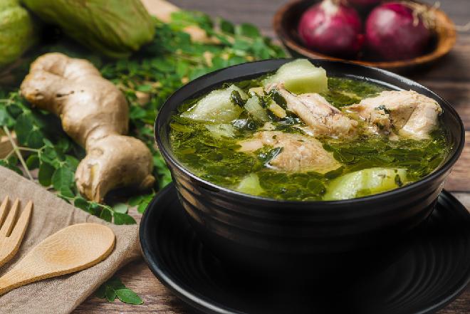 Rozgrzewający bulion z kurczakiem i kapustą pak choi