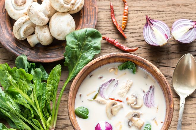 Zupa tajska z mlekiem kokosowym i curry: pikantna, sycąca i rozgrzewająca
