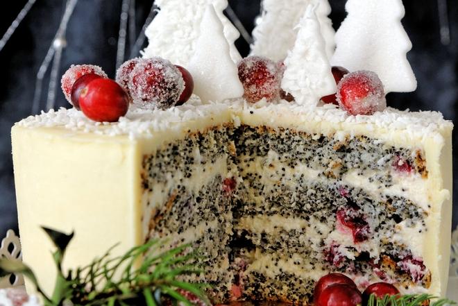 Tort makowy z kremem waniliowym: przepis na świąteczne ciasto