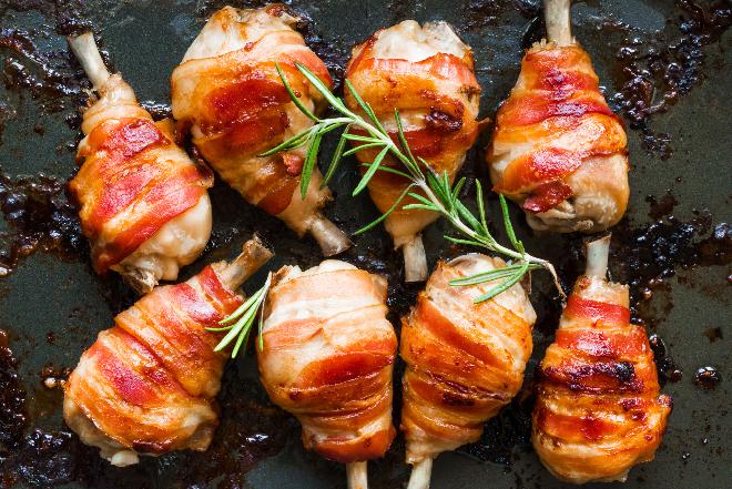 Pałki kurczaka pieczone w boczku: przepis na nóżki kurczaka